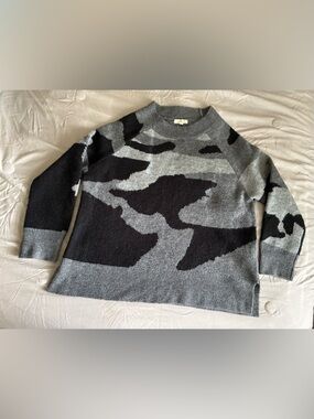Loralette Women’s Crewneck Sweater in Gray and Black Abstract Pattern